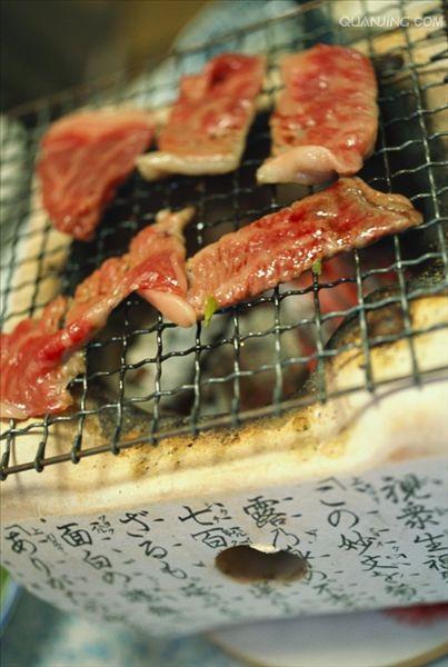 p>烧烤(grill),是指肉及肉制品置于木炭或电加热装置中烤制的过程.